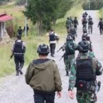 Tim gabungan tentara dan polisi mengejar kelompok bersenjata di Beoga Kabupaten Puncak, Papua. ©ANTARA/HO-Satgas Humas Ops Nemangkawi